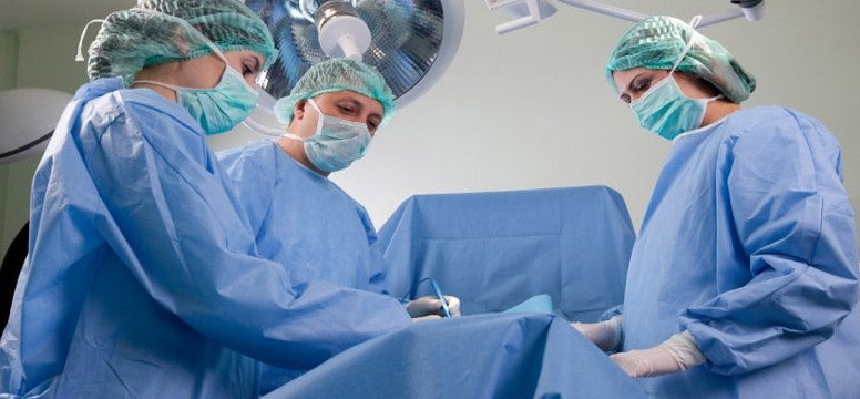 Une opération de chirurgie douloureuse pour enlever les hémorroïdes n'est pas conseillée par stéphanie roche de stophemo